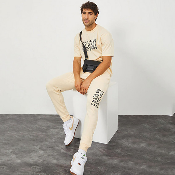 http://342977.6veg5luws.asia/products/men-cream-colored-solid-slim-fit-cotton-joggers