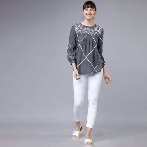 http://342977.6veg5luws.asia/products/women-grey-and-white-printed-a-line-top