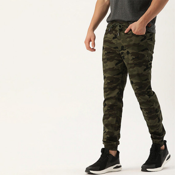 http://342977.6veg5luws.asia/products/men-olive-green-camouflage-printed-slim-fit-joggers-trousers