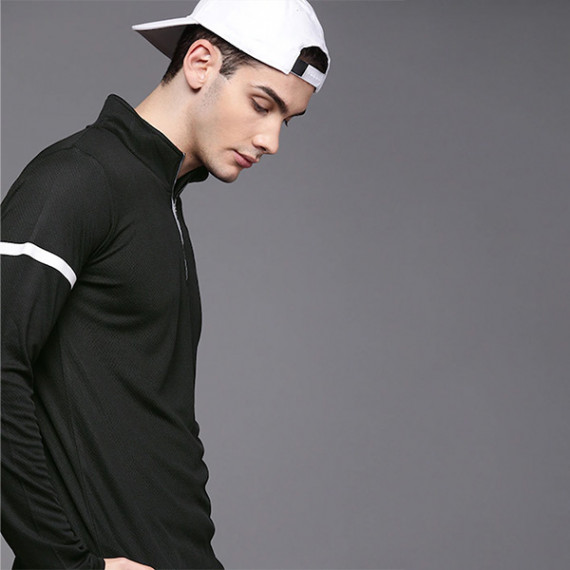 http://342977.6veg5luws.asia/products/men-black-self-design-mock-collar-t-shirt