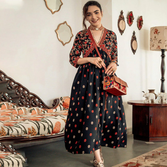 http://342977.6veg5luws.asia/products/black-orange-ethnic-motifs-printed-maxi-dress